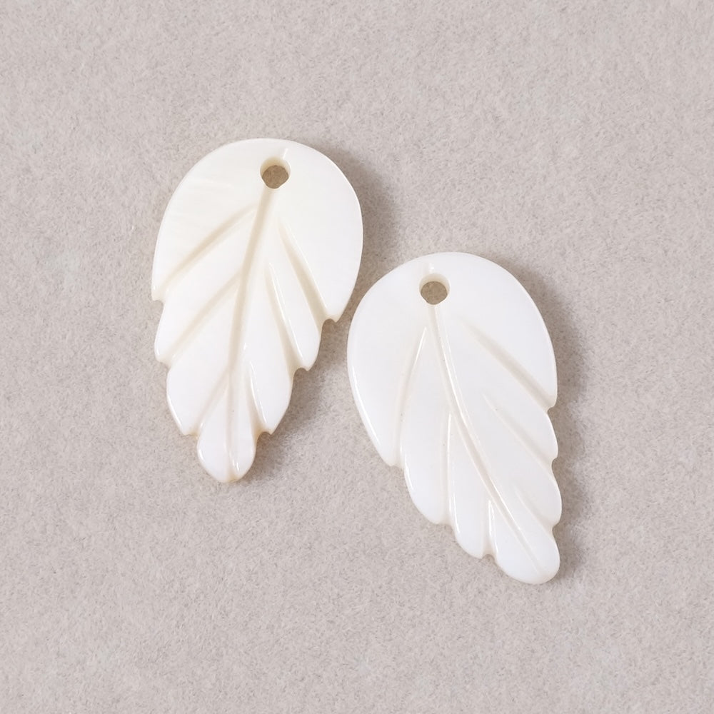 2 Pendentifs feuille en nacre blanche