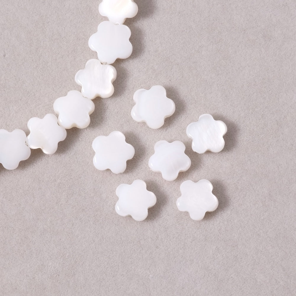 6 perles fleur en Nacre naturelle blanche