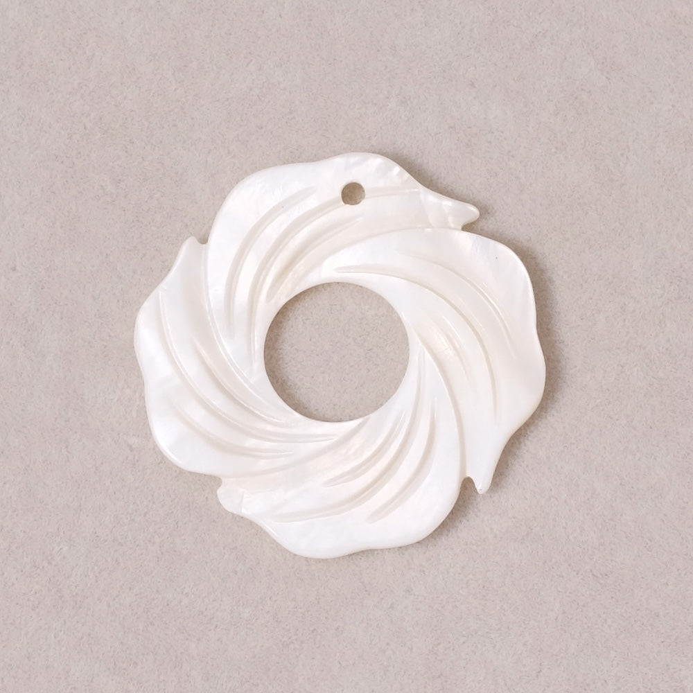 Pendentif fleur rose 30mm en nacre blanche