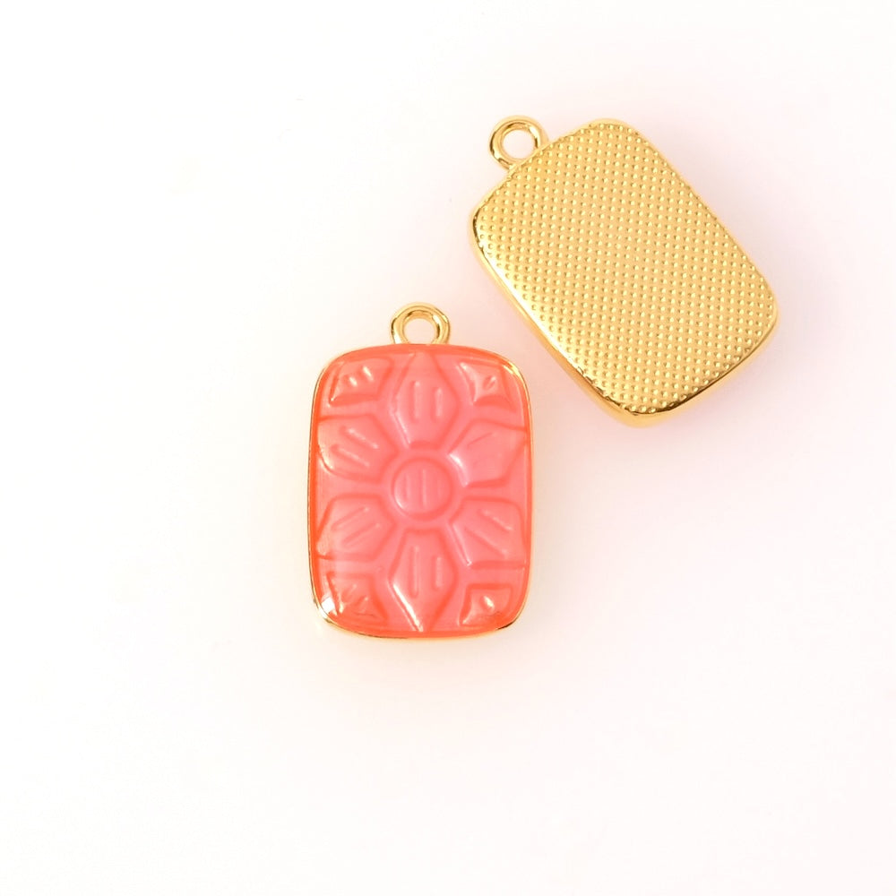 Pendentif rectangle émaillé rose orangé en Zamak doré 24K