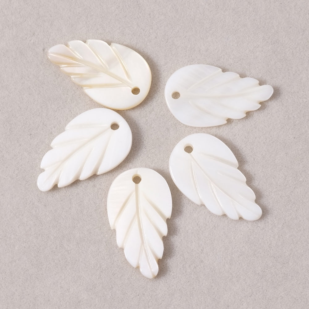 2 Pendentifs feuille en nacre blanche